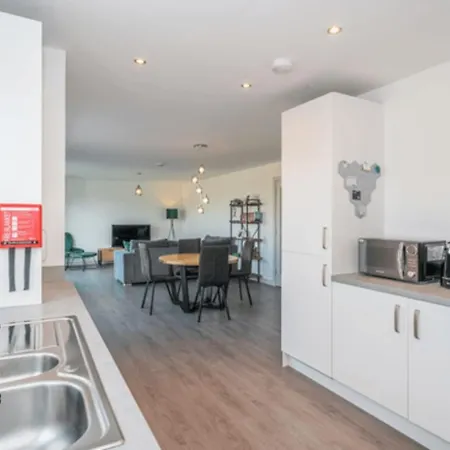 Guestready - Than Words In Leith *