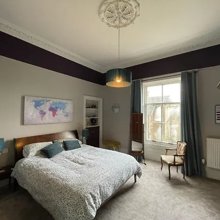 Large 3 Double Bedroom Period House With Parking