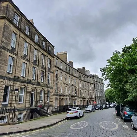 Large 1 Bedroom Georgian Apartment *