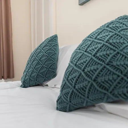 Contemporary 3 Bed City Centre - Ensuite Apartment