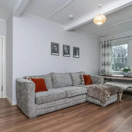 Pass The Keys Cosy And Spacious 2 Beds Flat With - Free Parking