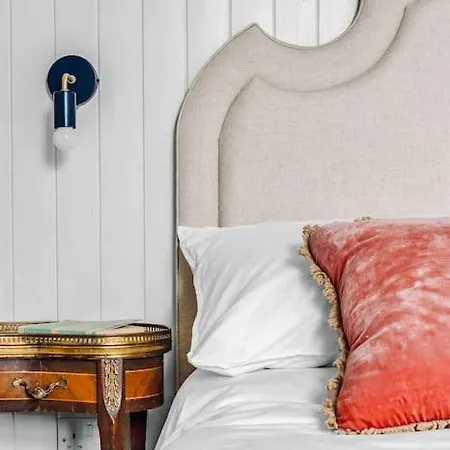 Stylish Georgian Garden + Secure Parking Apartment Edinburgh