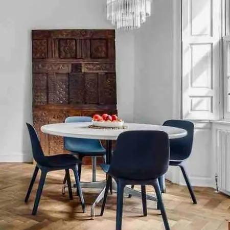 Stylish Georgian Garden + Secure Parking Apartment Edinburgh