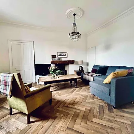 Stylish Georgian Garden + Secure Parking Apartment *