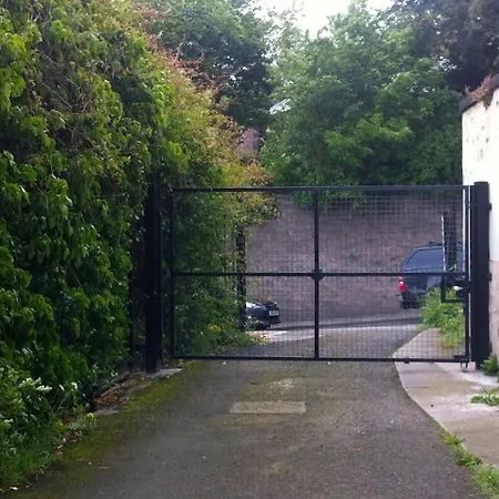 شقة Stylish Georgian Garden + Secure Parking