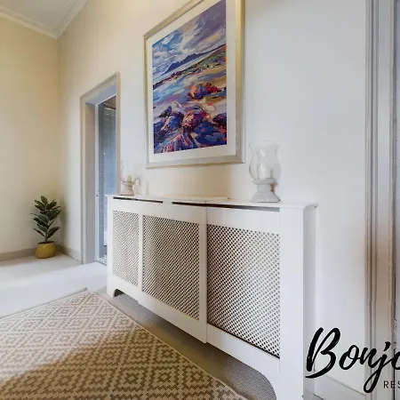 Apartment Montaigne - 2 Br-1ba In Stockbridge By Bonjour Residences