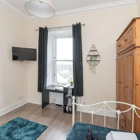 Contemporary 3 Bed City Centre - Ensuite Apartment Edinburgh