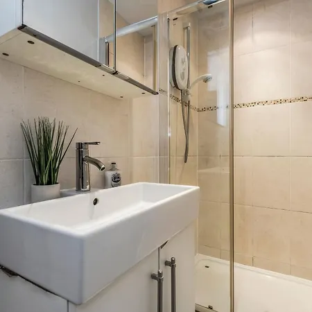 Centre 2 Bedroom Flat - Close To Haymarket Train Station. Edimburgo