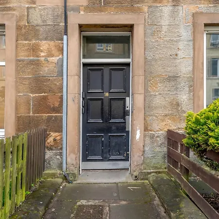 Centre 2 Bedroom Flat - Close To Haymarket Train Station.