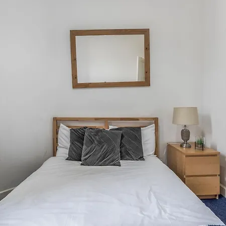 Apartment Centre 2 Bedroom Flat - Close To Haymarket Train Station. *