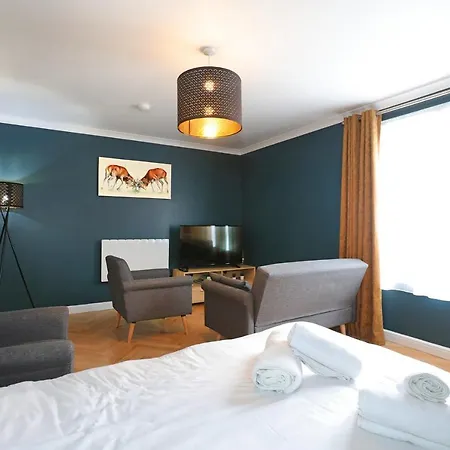 Spacious 4br Centre W/ Free Parking *