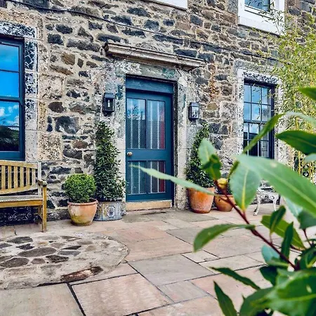 Stylish Georgian Garden + Secure Parking Apartment *