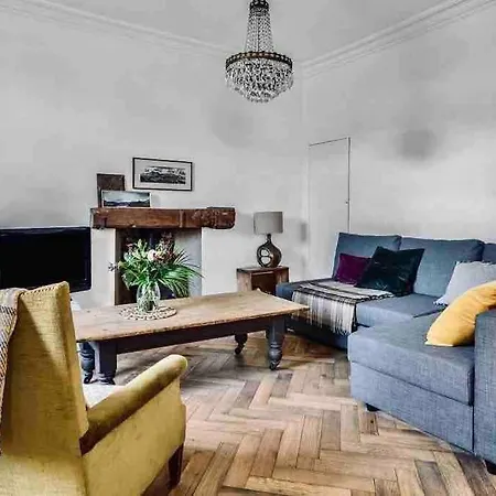 Stylish Georgian Garden + Secure Parking Apartment