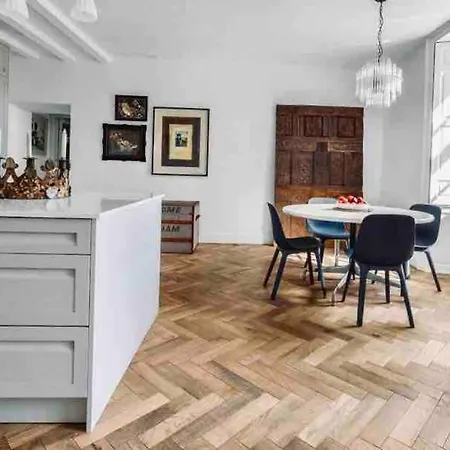 Stylish Georgian Garden + Secure Parking