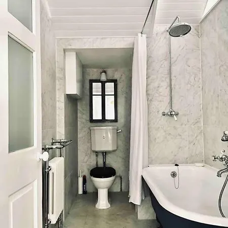 Apartment Stylish Georgian Garden + Secure Parking