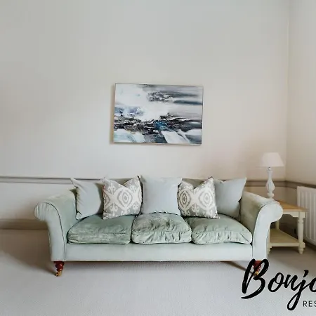 Apartment Montaigne - 2 Br-1ba In Stockbridge By Bonjour Residences *