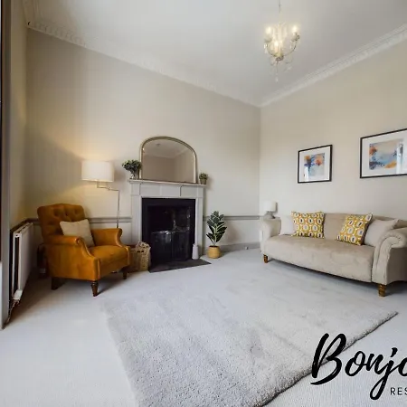 Apartment Montaigne - 2 Br-1ba In Stockbridge By Bonjour Residences