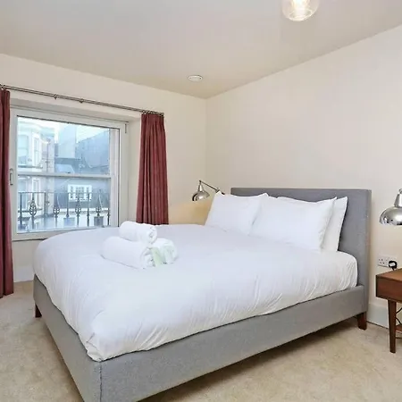 Stunning West End Hub شقة *