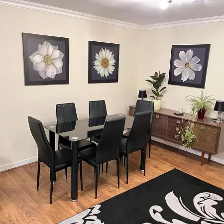 Spacious 2 Bedroom Apt - Centre Apartment