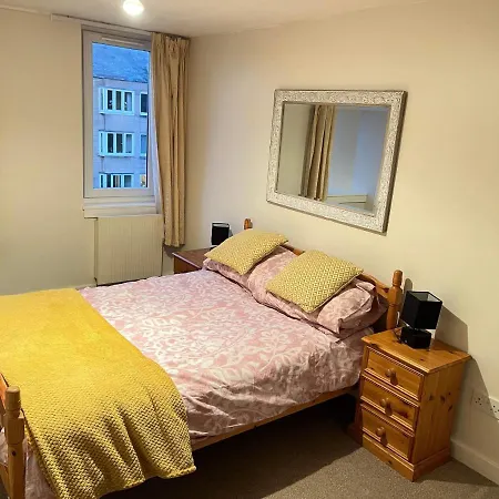 Spacious 2 Bedroom Apt - Centre Apartment *
