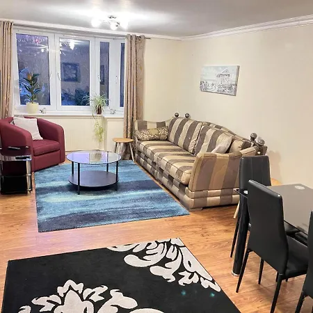 Spacious 2 Bedroom Apt - Centre *