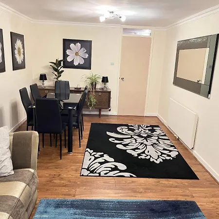 Spacious 2 Bedroom Apt - Centre Apartment *