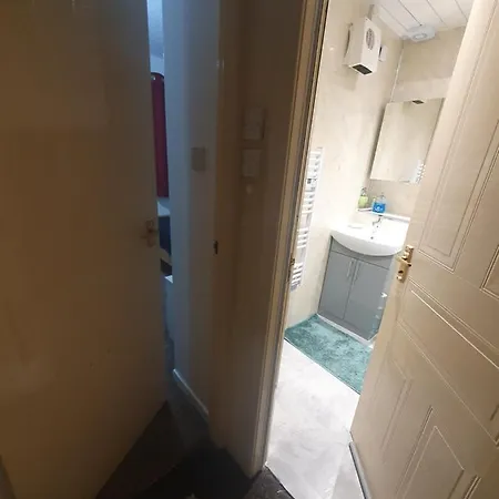 Peaceful Private With Free Parking And Wifi Apartment *