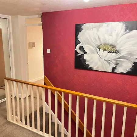 Spacious 2 Bedroom Apt - Centre *