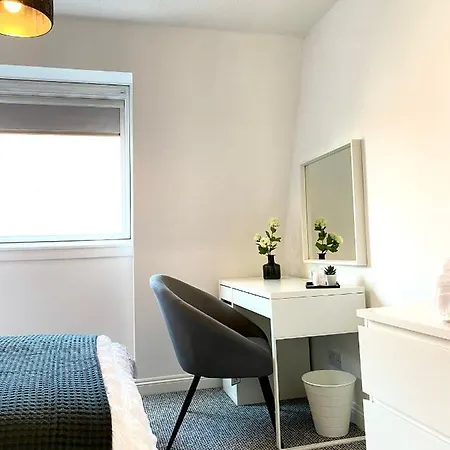 Semesterbostad 3 Bedroom - 2 Bathroom Townhouse In Corstorphine Near Murrayfield Stadium - Direct Bus To Centre In 20 Minutes - Two Private Parking Spaces - Private Sunny Garden - Recently Refurbished Edinburg