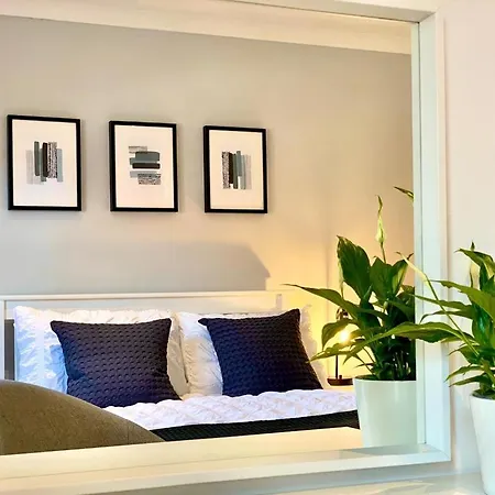 Vakantiehuis 3 Bedroom - 2 Bathroom Townhouse In Corstorphine Near Murrayfield Stadium - Direct Bus To Centre In 20 Minutes - Two Private Parking Spaces - Private Sunny Garden - Recently Refurbished *