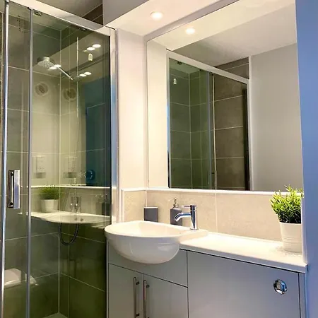 3 Bedroom - 2 Bathroom Townhouse In Corstorphine Near Murrayfield Stadium - Direct Bus To Centre In 20 Minutes - Two Private Parking Spaces - Private Sunny Garden - Recently Refurbished Edinburg