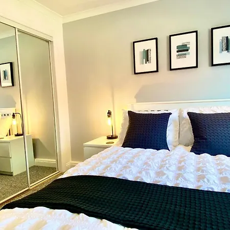 3 Bedroom - 2 Bathroom Townhouse In Corstorphine Near Murrayfield Stadium - Direct Bus To Centre In 20 Minutes - Two Private Parking Spaces - Private Sunny Garden - Recently Refurbished Semesterbostad Edinburg