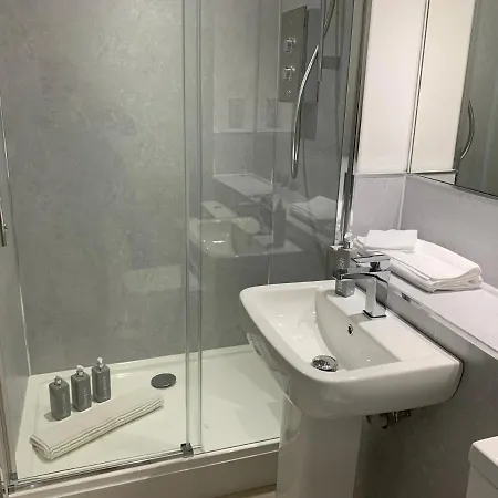 Semesterbostad 3 Bedroom - 2 Bathroom Townhouse In Corstorphine Near Murrayfield Stadium - Direct Bus To Centre In 20 Minutes - Two Private Parking Spaces - Private Sunny Garden - Recently Refurbished *