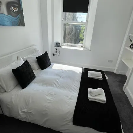 Stunning 2 Bedroom 2 Bathroom - Heart Of - Scenic Views Of Arthur Seat.