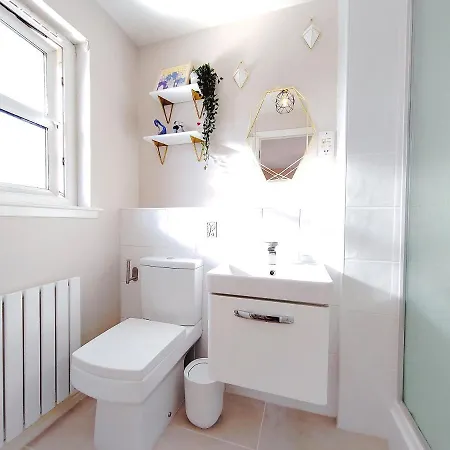 בית אירוח Modern And Spacious Double&king Bedrooms Both With Private Bathrooms אדינבורו