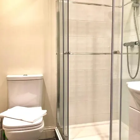 Cosy Bright And Modern 1 Bedroom Centre Flat *