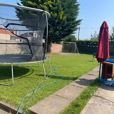 One Bedroom In Spacious Bungalow, Free Parking & Private Entrance Homestay szállás *