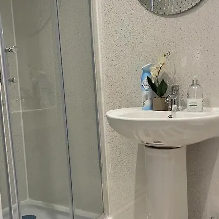 One Bedroom In Spacious Bungalow, Free Parking & Private Entrance