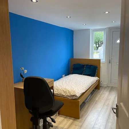 One Bedroom In Spacious Bungalow, Free Parking & Private Entrance * Edinburgh