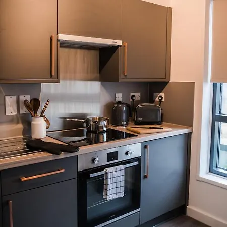 Bright And Ensuite Bedrooms At Mcdonald Road In Apartment *