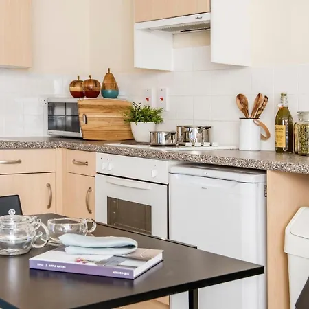 Bright And Ensuite Bedrooms At Mcdonald Road In EDI