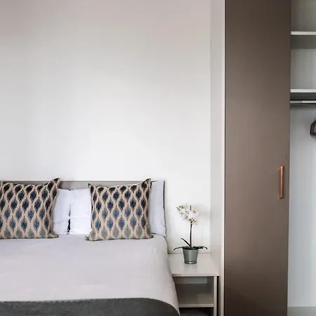 Apartment Bright And Ensuite Bedrooms At Mcdonald Road In *