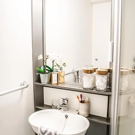 Bright And Ensuite Bedrooms At Mcdonald Road In EDI