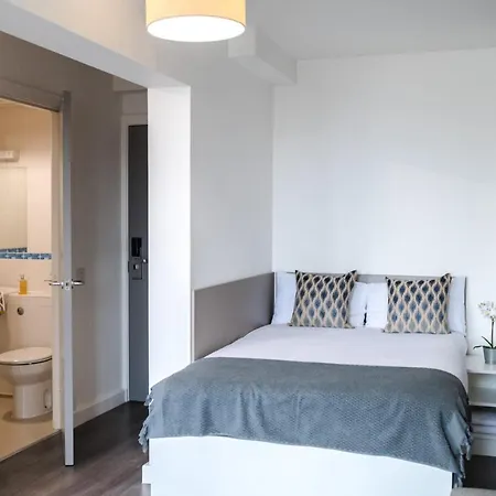 Bright And Ensuite Bedrooms At Mcdonald Road In Apartment *