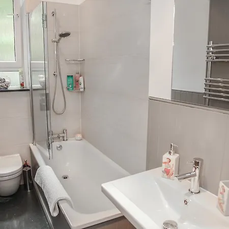 Chic & Bright Flat Near Holyrood Park *