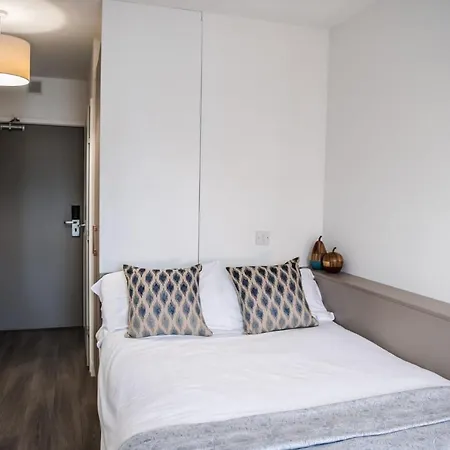 Bright And Ensuite Bedrooms At Mcdonald Road In *