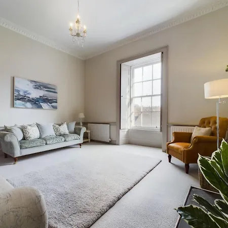 Stylish & Modern 2 Bedroom - Stockbridge.