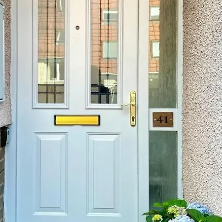 3 Bedroom - 2 Bathroom Townhouse In Corstorphine Near Murrayfield Stadium - Direct Bus To Centre In 20 Minutes - Two Private Parking Spaces - Private Sunny Garden - Recently Refurbished Feriehus Edinburgh