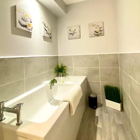 Semesterbostad 3 Bedroom - 2 Bathroom Townhouse In Corstorphine Near Murrayfield Stadium - Direct Bus To Centre In 20 Minutes - Two Private Parking Spaces - Private Sunny Garden - Recently Refurbished *
