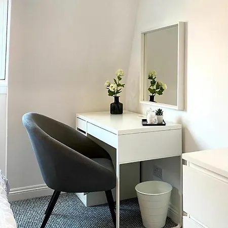 3 Bedroom - 2 Bathroom Townhouse In Corstorphine Near Murrayfield Stadium - Direct Bus To Centre In 20 Minutes - Two Private Parking Spaces - Private Sunny Garden - Recently Refurbished * Edinburgh